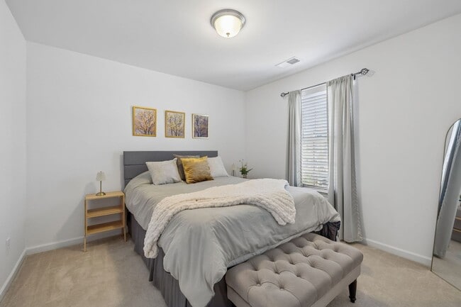Building Photo - Charming and move-in ready 3-bedroom, 2.5-bath home