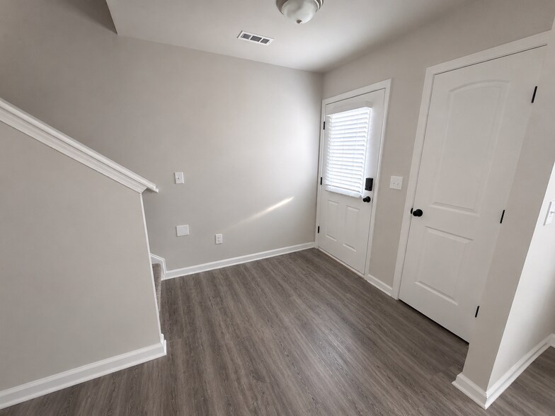 Building Photo - 2769 Valley Green Dr