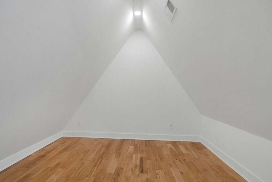 Building Photo - 71 Mission St