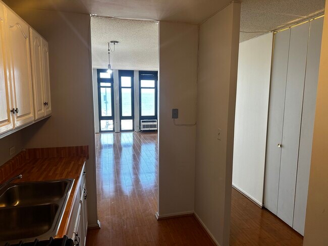 Building Photo - 6700 S South Shore Dr