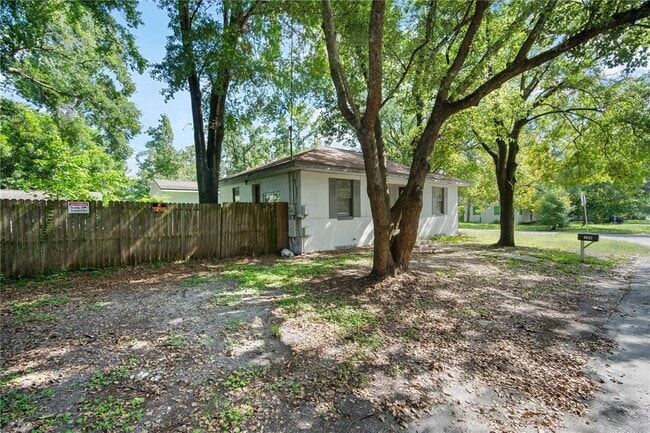 Building Photo - 708 E Brawin Ave