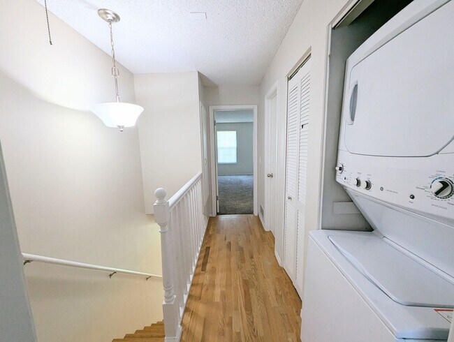 Building Photo - 2 Bedroom in Great Location