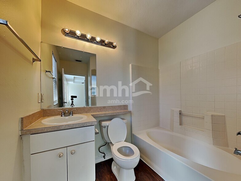 Building Photo - 8535 Quarter Horse Dr