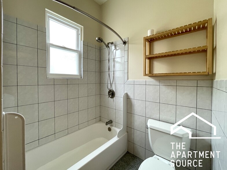 Building Photo - 2028 N Hamlin Ave