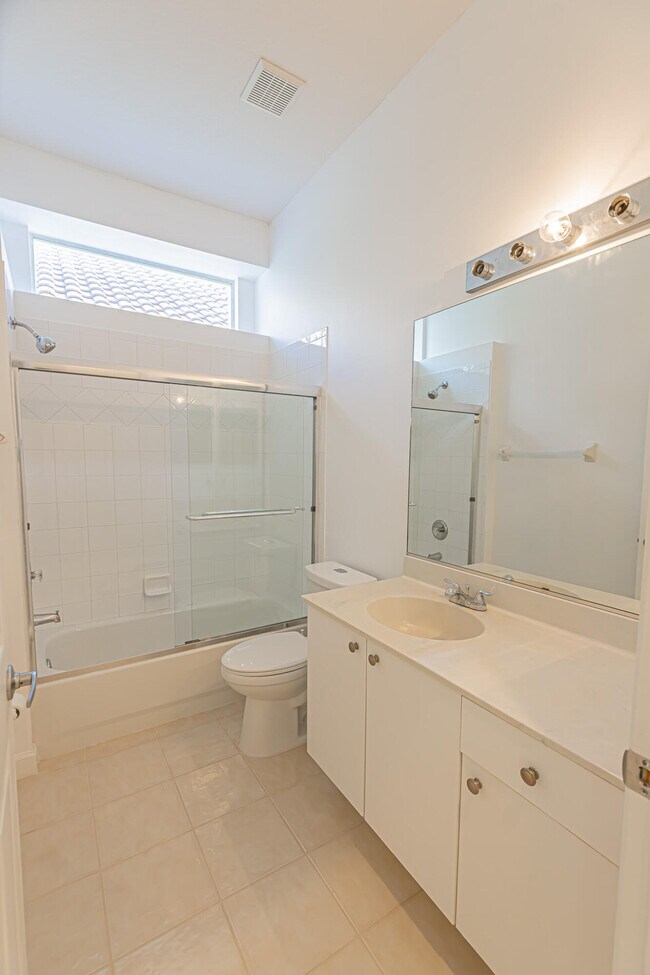 Building Photo - 562 SW New Castle Cove