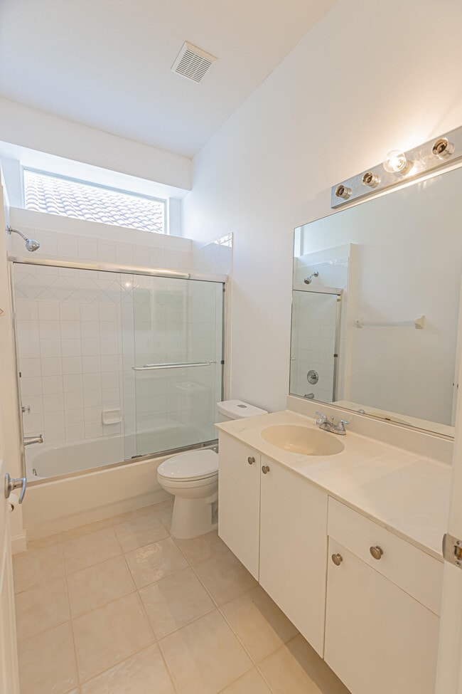 Building Photo - 562 SW New Castle Cove