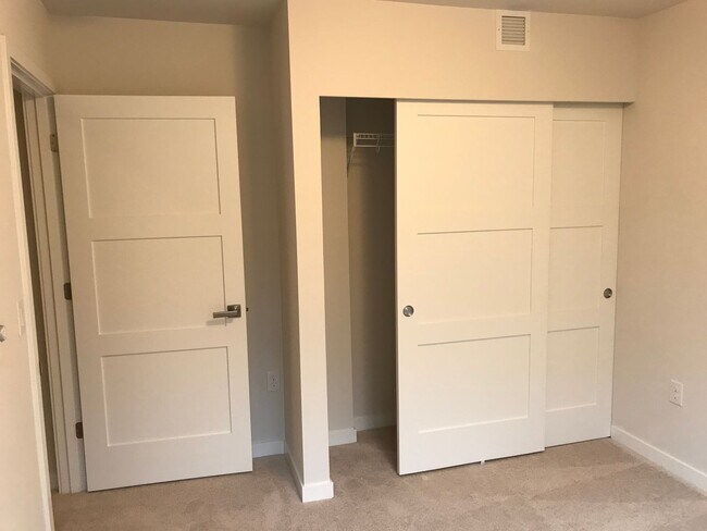 Building Photo - Newer 2 bed / 2.5 bath condo in Bryant Hei...