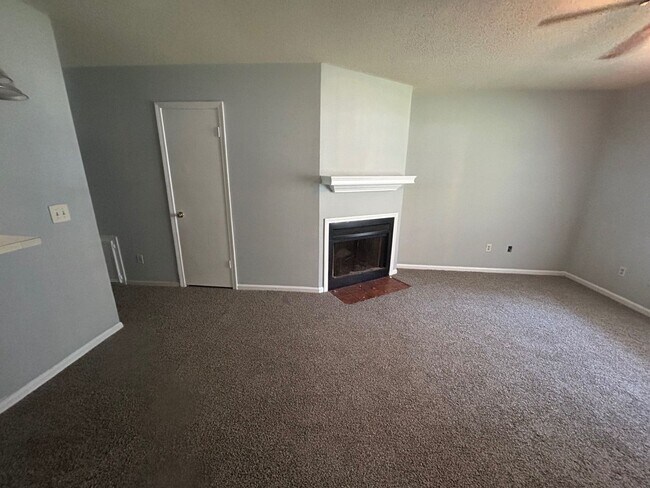 Building Photo - Charming 2-bedroom, 1.5-bath townhouse located in the desirable Irmo area near the Lake Murray Dam!