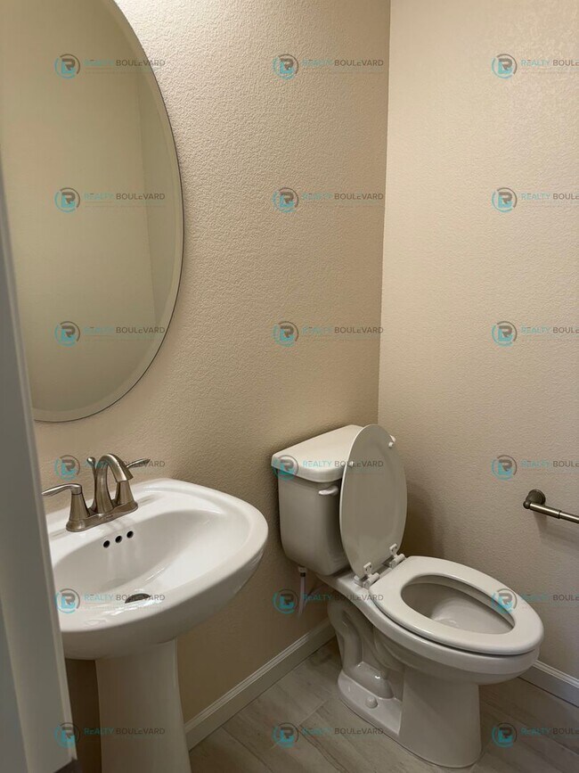 Building Photo - Modern Comfort and Convenience: Stylish 2-...