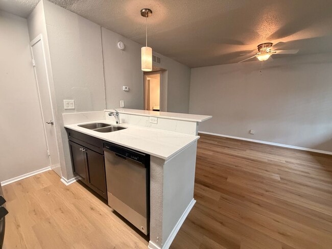 Building Photo - 1bed/1bath condo in 78704