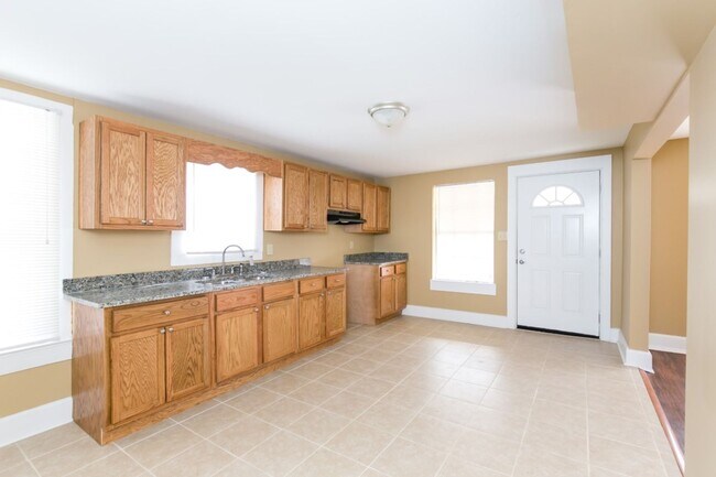 Building Photo - Cute, Clean & Completely Renovated