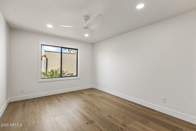 Building Photo - 7339 E Solano Dr