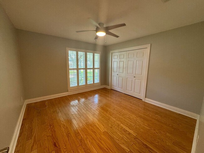 Building Photo - Gulf Breeze Proper - 5 bedroom, 3.5 bathro...