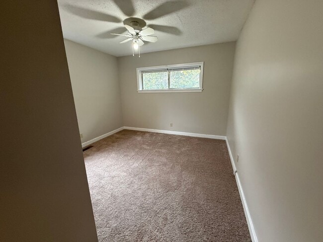 Building Photo - Great 3 bed 2 bath