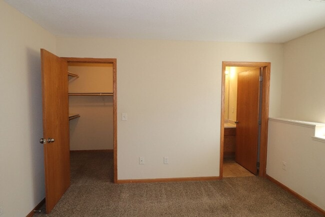 Building Photo - Spacious Duplex for Rent