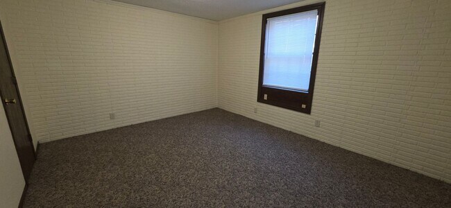 Building Photo - 3 Bedroom 2 Bath with Garage! South by Bat...