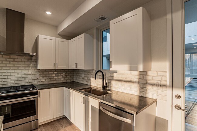 Building Photo - Newer Build 2 Bedroom, 4 Bathroom Jefferson Park Townhome