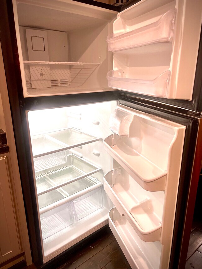 large spacious fridge - 1926 Fleet St