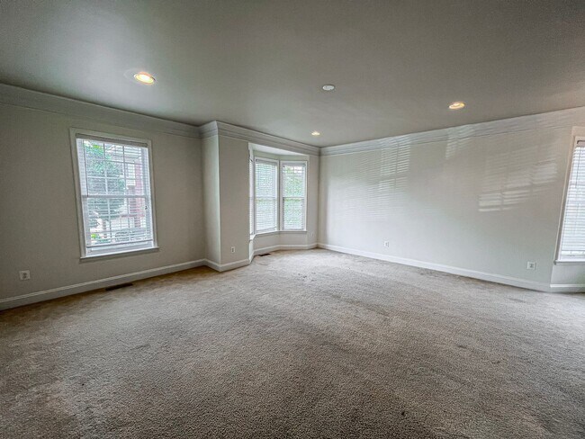 Building Photo - Huge 3 Bedroom 2.5 Bathroom Brick Townhome...