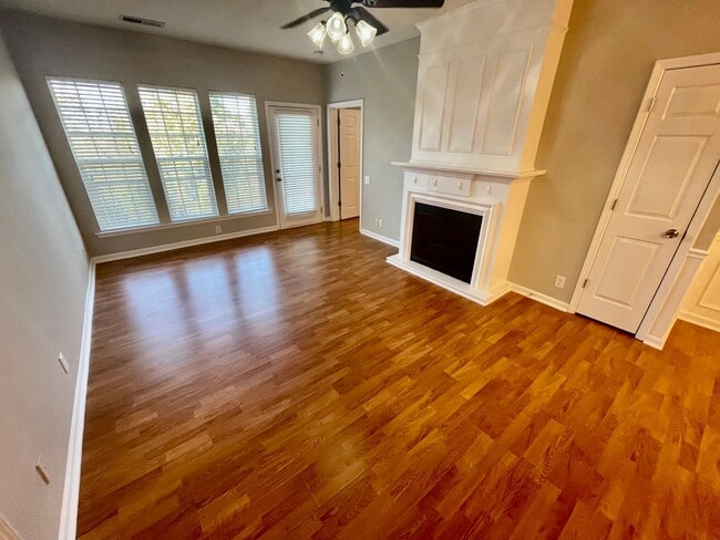 Building Photo - 2 Bedroom 2 Bath Condo Available Now in Ba...