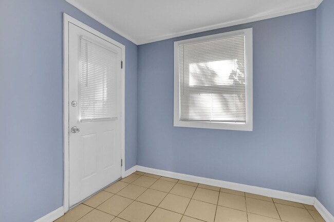 Building Photo - Beautiful, Newly Renovated 5 Bed 2 Bath si...