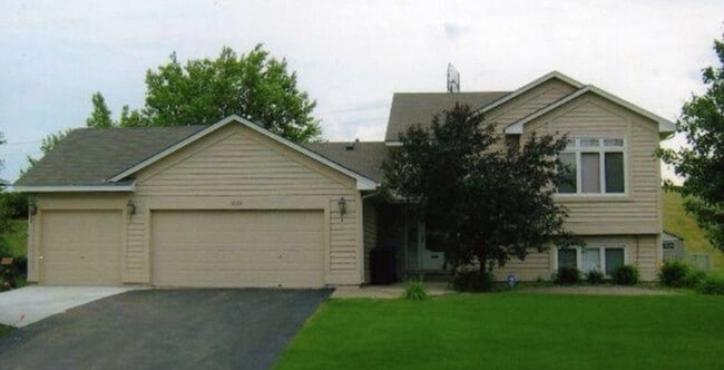 Primary Photo - 5625 Vinewood Ln N