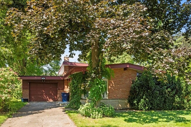 Building Photo - 747 Leclaire Ave