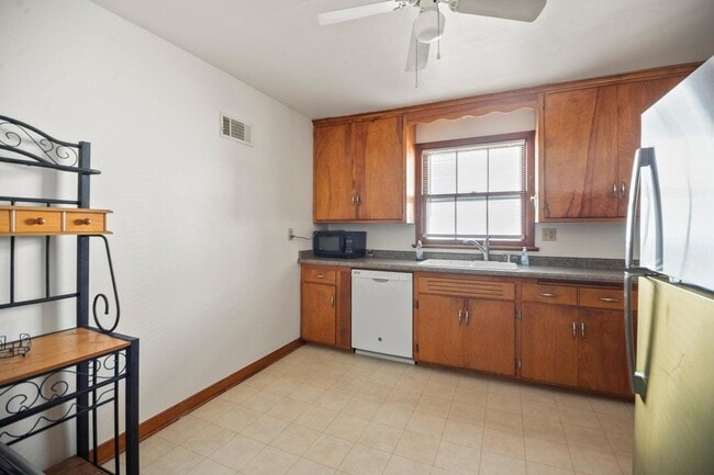 Building Photo - 1700 E Menlo Blvd