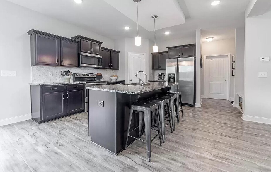Building Photo - 1335 Golden Eagle Way