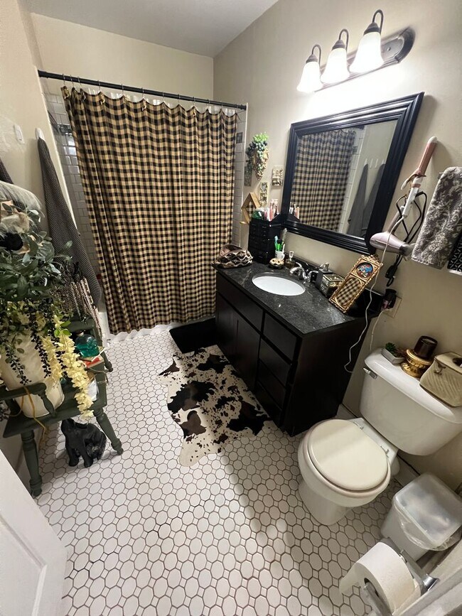 Building Photo - 506-08 E. Locust St.