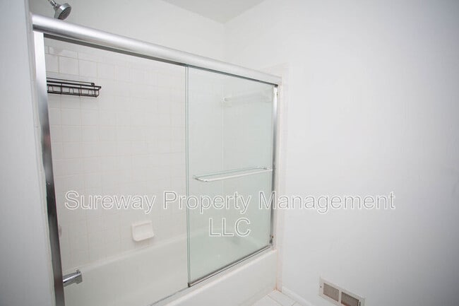 Building Photo - 605 Doral Dr