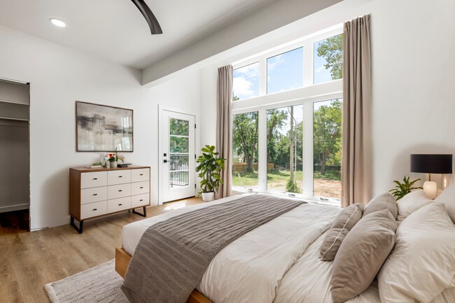 Building Photo - ***949 SE 10th Street***