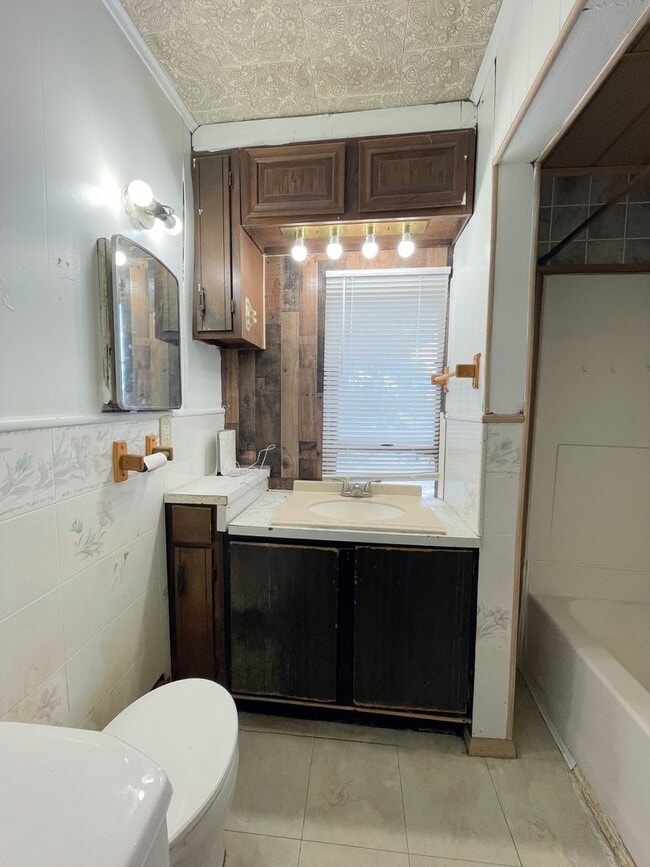 Building Photo - Spacious 3 bedroom home