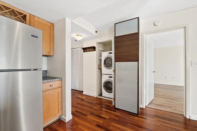 Building Photo - 700 1st St