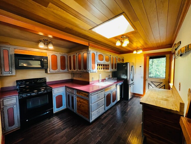 Building Photo - Wonderfully Eclectic Bainbridge Home, Perfect for Nature Lovers!