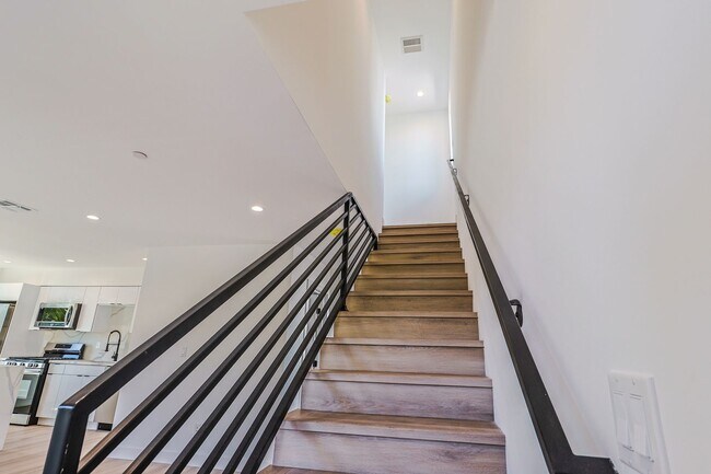 Building Photo - 2419 Carmona Ave