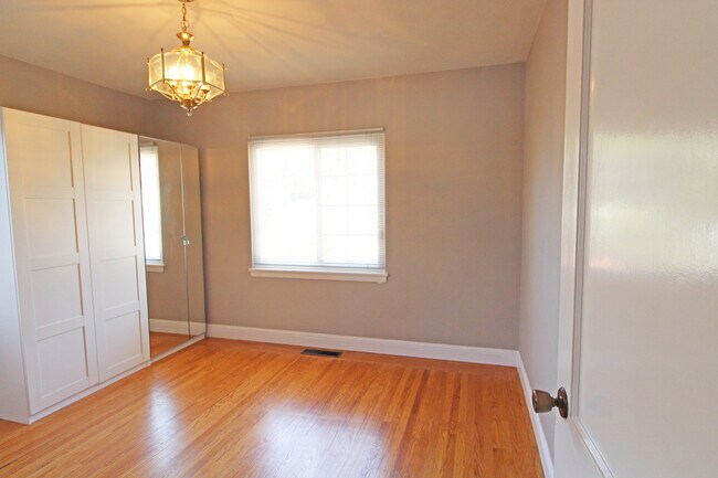 Building Photo - Coming Soon! Lovely Redwood Heights Home w...