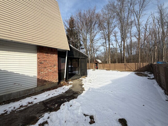 Building Photo - 40 Sarah Ln