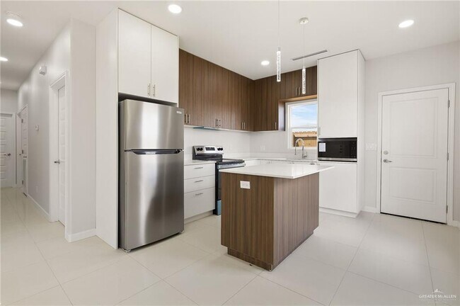 Building Photo - 15 Larkspur Ave