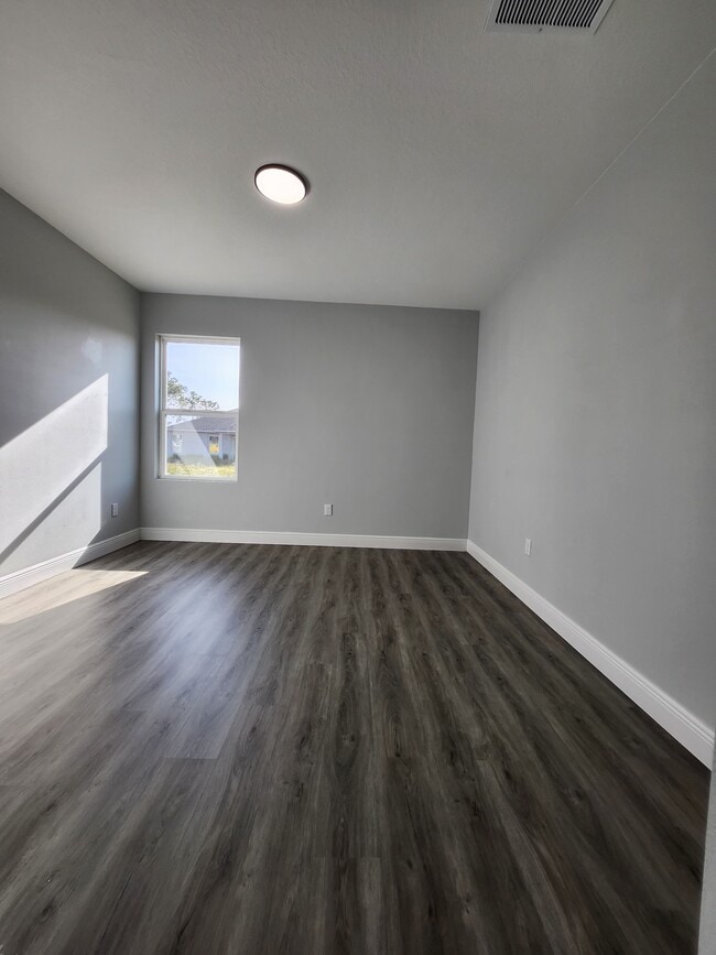 Building Photo - 6918-6920 Dickinson Dr