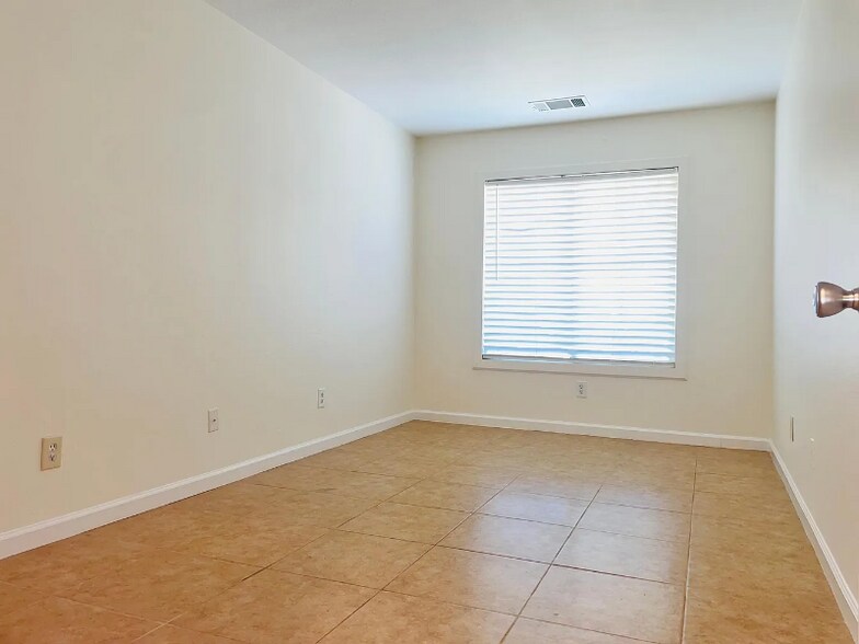 Building Photo - 83107 Greenbrier Dr