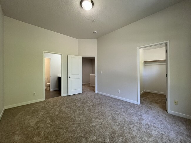 Building Photo - Beautifully Updated Bethany Townhome with Private Backyard and Modern Finishes