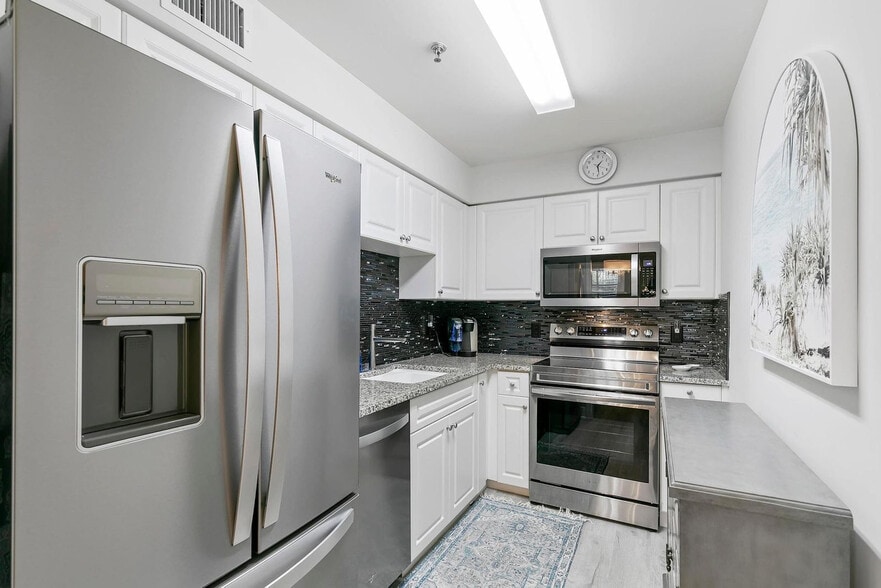 Building Photo - 800 S Golf Dr
