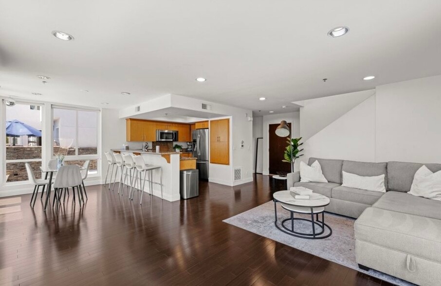 Building Photo - 924 Hornblend St