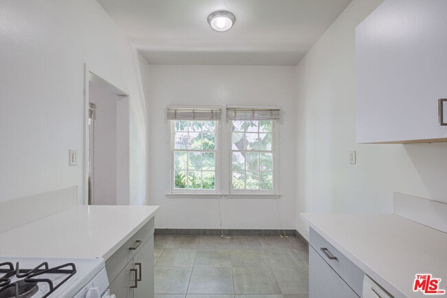 Building Photo - 965 N Doheny Dr