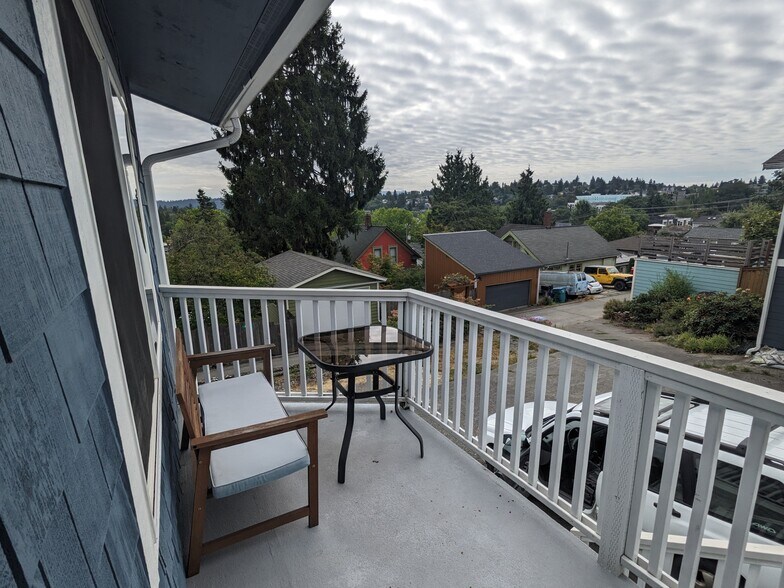 Private front deck - 4406 34th Ave S
