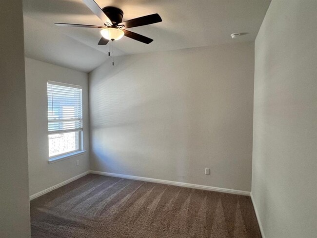 Building Photo - 528 Elm Green St