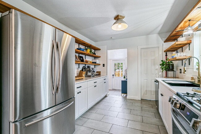 Building Photo - $2,595, 3-bed, 2-bath, located in Denver w...
