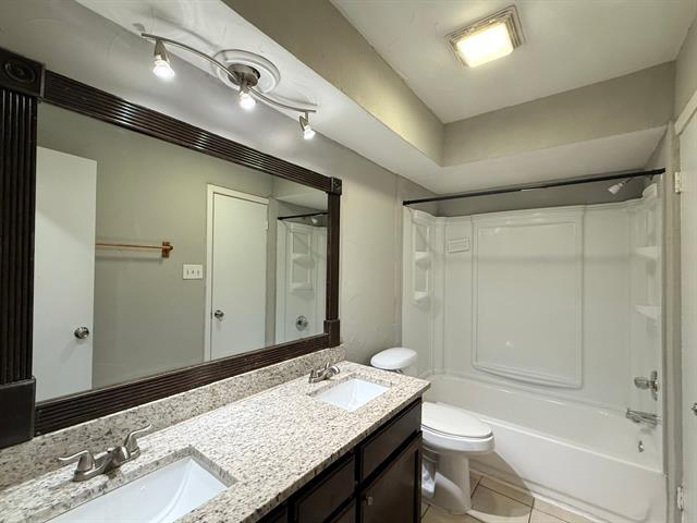 Building Photo - 118 Maple St