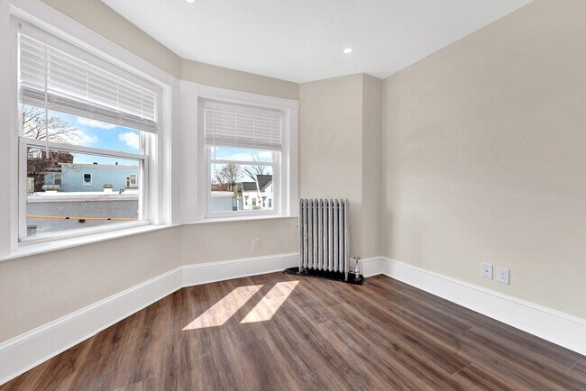 Building Photo - 105 School St